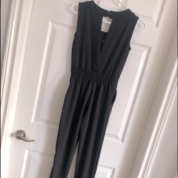 Boohoo Black Jumpsuit ✨VERY FLATTERING!!✨ - Picture 2 of 8